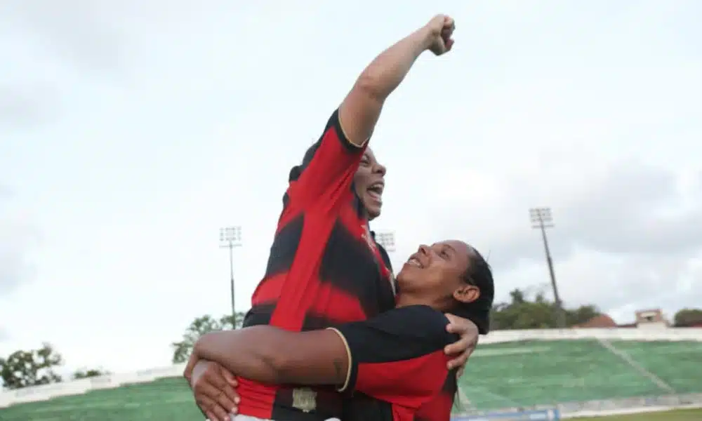 As meninas do Sport Club do Recife entraram em campo nesta segunda-feira (2). As Leoas da Ilha atuaram contra o Uda, de Alagoas, e venceram por 1 a 0. Com o triunfo na terceira rodada, a equipe rubro-negra sobe para a vice-liderança no Grupo C do Campeonato Brasileiro Feminino A2 com seis pontos, três a menos que o líder Bahia. Já o clube alagoano permanece com 1 ponto, na quinta e penúltima posição da chave