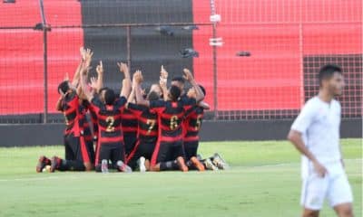 Na Ilha do Retiro, o Sport encarou o Santos e conquistou a vitória por 2 a 0. Com o triunfo como mandante, o Leão de Recife chega aos 17 pontos e sobe para o 12º lugar na tabela de classificação do Campeonato Brasileiro Sub-20. Por outro lado, o Peixe permanece na 20ª colocação, a lanterna, com oito. Na 15ª rodada da competição nacional, o Rubro-Negro visita o Corinthians, no sábado (28), às 15h, na Arena Barueri. Já o Alvinegro Praiano recebe o Ceará, no mesmo dia e horário, no CT Rei Pelé