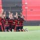 Na Ilha do Retiro, o Sport encarou o Santos e conquistou a vitória por 2 a 0. Com o triunfo como mandante, o Leão de Recife chega aos 17 pontos e sobe para o 12º lugar na tabela de classificação do Campeonato Brasileiro Sub-20. Por outro lado, o Peixe permanece na 20ª colocação, a lanterna, com oito. Na 15ª rodada da competição nacional, o Rubro-Negro visita o Corinthians, no sábado (28), às 15h, na Arena Barueri. Já o Alvinegro Praiano recebe o Ceará, no mesmo dia e horário, no CT Rei Pelé