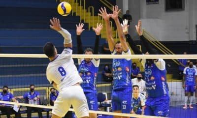 Quatro jogos abrem a sexta rodada do turno da Superliga 2020/21 nesta quarta-feira (25), no entanto, o líder ESM Taubaté Funvic recebe o Vôlei UM Itapetininga na quinta-feira (26). O encontro acontecerá às 21h30, no ginásio do Abaeté. O time comandado pelo técnico Javier Weber está invicto, com cinco vitórias e 15 pontos. Já o rival é o quinto, com nove pontos, três vitórias e duas derrotas. Veja o ao vivo pelo OTD!