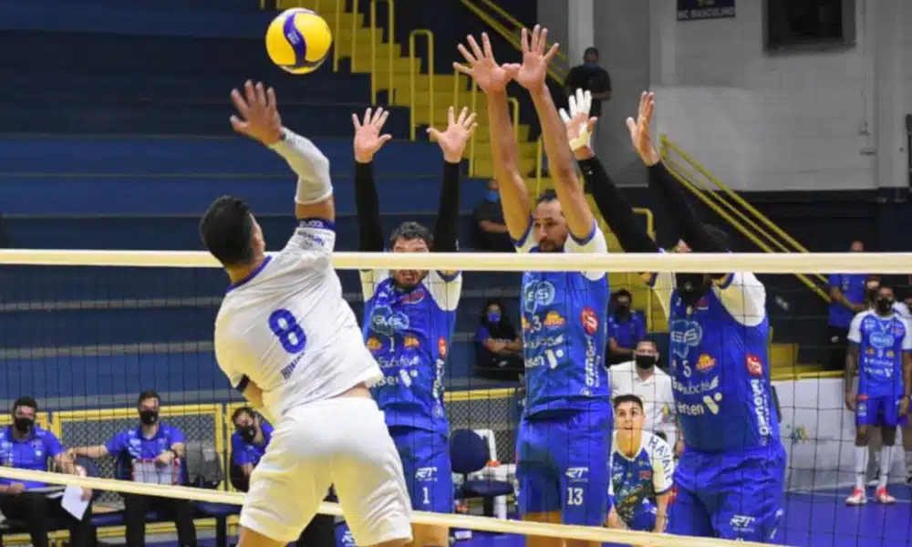 Quatro jogos abrem a sexta rodada do turno da Superliga 2020/21 nesta quarta-feira (25), no entanto, o líder ESM Taubaté Funvic recebe o Vôlei UM Itapetininga na quinta-feira (26). O encontro acontecerá às 21h30, no ginásio do Abaeté. O time comandado pelo técnico Javier Weber está invicto, com cinco vitórias e 15 pontos. Já o rival é o quinto, com nove pontos, três vitórias e duas derrotas. Veja o ao vivo pelo OTD!