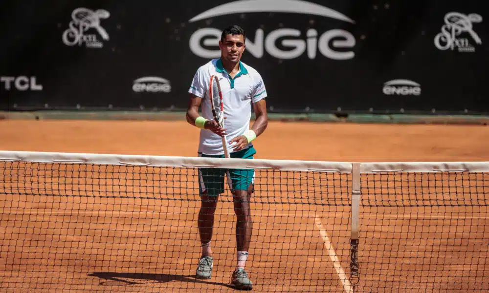 O brasileiro Thiago Monteiro decidiu finalizar sua temporada de 2020 e divulgou a notícia nesta quinta-feira (26). Eliminado nas oitavas de final do Challenger de São Paulo, pelo francês Maxime Janvier por 2 sets a 1, 7/6(5), 6/7(4) e 6/4, o atleta número 1 do Brasil e 84ª no ranking da ATP (Associação dos Tenistas Profissionais) optou por iniciar suas férias ao invés de participar do Challenger de Campinas de tênis, na próxima semana