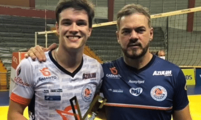 O primeiro confronto deste sábado (28) pela Superliga masculina 2020/21 foi em Ribeirão Preto, no ginásio Cava do Bosque, mas a vitória ficou com o lado visitante. O Azulim/Gabarito/Uberlândia se recuperou do revés das últimas duas rodadas e bateu o Pacaembu Ribeirão, por 3 sets a 0, parciais de 25/14, 25/18 e 25/18, em 1h15min de partida.