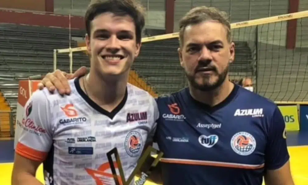O primeiro confronto deste sábado (28) pela Superliga masculina 2020/21 foi em Ribeirão Preto, no ginásio Cava do Bosque, mas a vitória ficou com o lado visitante. O Azulim/Gabarito/Uberlândia se recuperou do revés das últimas duas rodadas e bateu o Pacaembu Ribeirão, por 3 sets a 0, parciais de 25/14, 25/18 e 25/18, em 1h15min de partida.