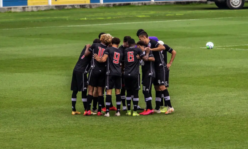 Vasco e Sport se enfrentam nesta quinta-feira (19) em jogo válido pelas quartas de final (19) da Copa do Brasil Sub-20. A partida será às 15h, no estádio Nivaldo Pereira, em Nova Iguaçu, e vale uma vaga na semifinal da competição. No primeiro jogo, em Florianópolis, no estádio da Ressacada, os Meninos da Colina venceram 1 a 0. Em vantagem, o time cruzmaltino se garante entre os quatro melhores com um empate. Veja ao vivo pelo OTD