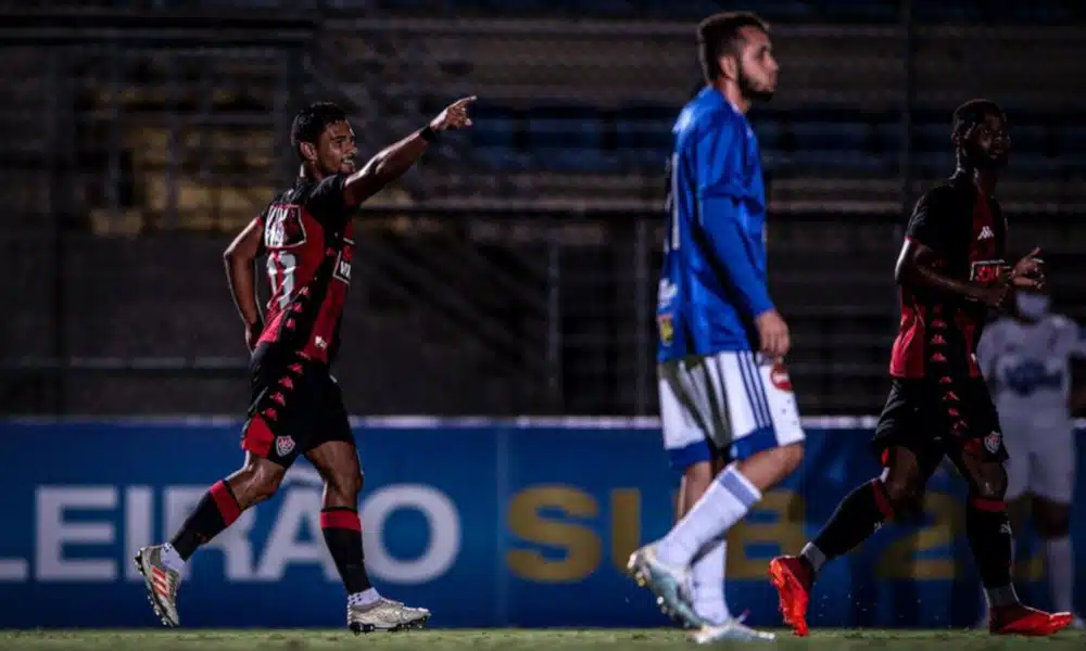 O Vitória recebe o Fluminense nesta segunda-feira (30) pela 15ª rodada do Campeonato Brasileiro Sub-20. O jogo está marcado para o estádio Manoel Barradas, o Barradão, às 15h. Com 23 pontos, o time Rubro-Negro ocupa a oitava colocação. Do outro lado do campo estará o Tricolor das Laranjeiras que, no momento, aparece na terceira posição, com 28. Assista ao vivo no OTD