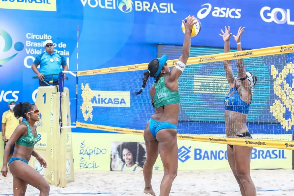 O torneio principal da quarta etapa feminina do Circuito Brasileiro de Vôlei de Praia começa nesta sexta-feira (20). E a fase de grupos não contará com três jogadoras. Victoria, que joga com Tainá, Josi, parceira de Juliana, e Juliana Simões, companheira de Cacá Richa, testaram positivo para coronavírus e estão fora. E, nesta quinta-feira (19), oito duplas superaram o qualificatório e se juntaram às outras 12 equipes já classificadas