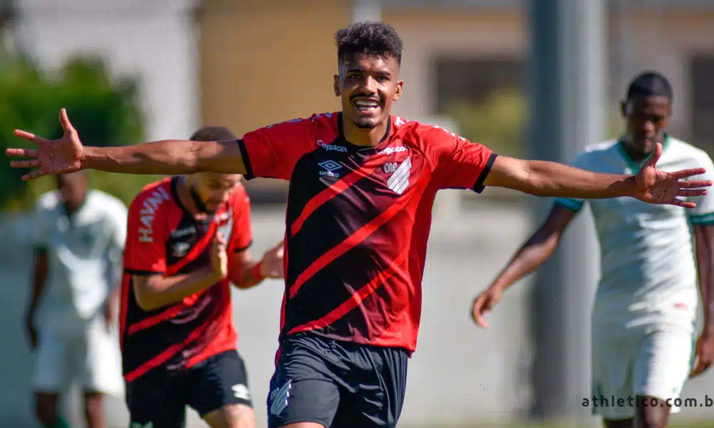 Athletico-PR e Santos realizam o confronto de antagônicos no Campeonato Brasileiro Sub-20 pela 16ª rodada. Terceiro colocado, com 30 pontos, a Piazada do Furacão recebe os Meninos da Vila, que estão na 20ª e última posição, com 11. O jogo está marcado para essa quarta-feira (2), às 15h, em Curitiba, no CT do Caju. Acompanhe o ao vivo aqui pelo OTD