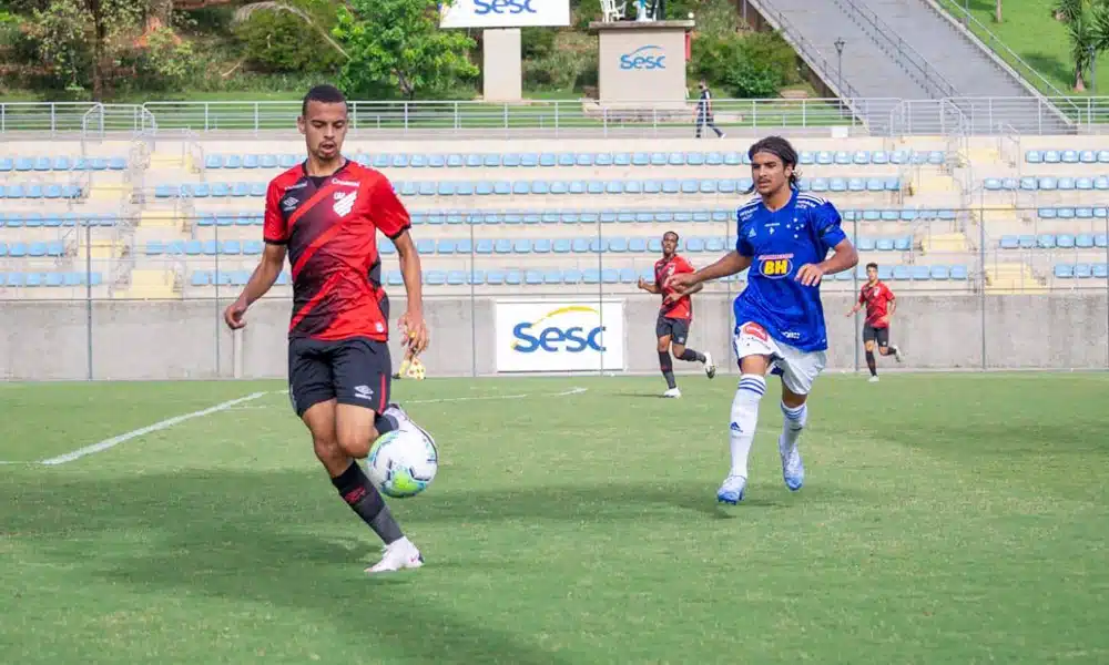 O Campeonato Brasileiro Sub-20 de 2020 chega à sua última rodada da fase de classificação. Neste domingo (20), o Athletico-PR recebe o Vitória no CT do Cajú, em Curitiba, às 16h. Com 34 pontos, a Piazada do Furacão ocupa a vice-liderança da competição nacional. Se ganhar, o time paranaense pode terminar em primeiro. Do outro lado, a equipe de Salvador está em décima, com 27, e tem que vencer para seguir com chances de avanças às quartas de final. Assista ao vivo aqui pelo OTD