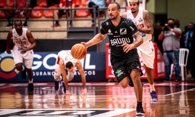 Em jogo com tempos distintos, o Zopone Gocil/Bauru Basket conseguiu a vitória diante do Sesi Franca pelo NBB (Novo Basquete Brasil) 2020/21. Nos 20 minutos iniciais só deu o time bauruense, dominante no ataque e na defesa, abrindo 19 na dianteira: 45 a 26. Porém, os comandados de Helinho acordaram e reagiram na segunda etapa. Mas não foi o suficiente para virar a partida. Triunfo da equipe dirigida por Léo Figueiró: 89 a 82