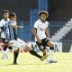 Ninguém saiu do zero nos dois jogos desta terça-feira (29) pelo Campeonato Brasileiro Sub-20. Nos duelos de ida pelas quartas de final, o Corinthians recebeu o Grêmio, na Fazendinha, e o Palmeiras foi o anfitrião diante do Atlético-MG, no Allianz Parque, ambos em São Paulo. Com os empates por 0 a 0, as equipes que conquistarem a vitória no confronto decisivo se garantem entre as quatro melhores da competição.