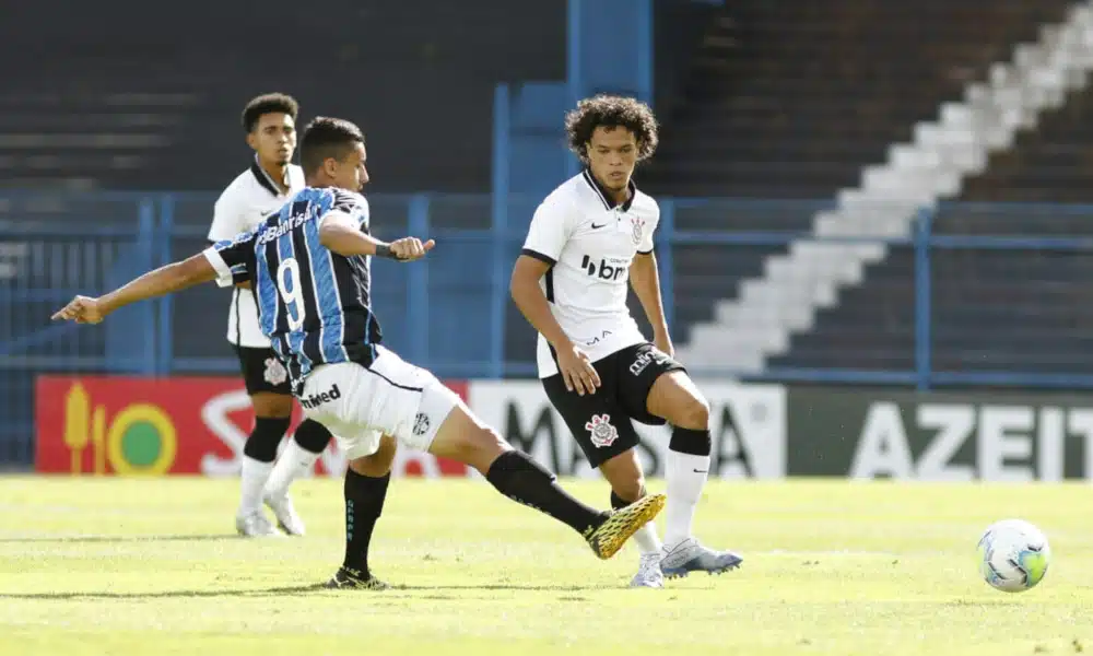 Ninguém saiu do zero nos dois jogos desta terça-feira (29) pelo Campeonato Brasileiro Sub-20. Nos duelos de ida pelas quartas de final, o Corinthians recebeu o Grêmio, na Fazendinha, e o Palmeiras foi o anfitrião diante do Atlético-MG, no Allianz Parque, ambos em São Paulo. Com os empates por 0 a 0, as equipes que conquistarem a vitória no confronto decisivo se garantem entre as quatro melhores da competição.