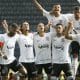 O Corinthians recebe o Grêmio nesta terça-feira (29), às 16h, na Fazendinha. O duelo será válido pelas quartas de final do Campeonato Brasileiro Sub-20 de 2020. O elenco do Timãozinho realizou o último treinamento na tarde desta segunda-feira (28) e já está concentrado para a partida. Após o treino em Eldorado do Sul, o Tricolor fez o deslocamento até São Paulo. Assista ao vivo no OTD