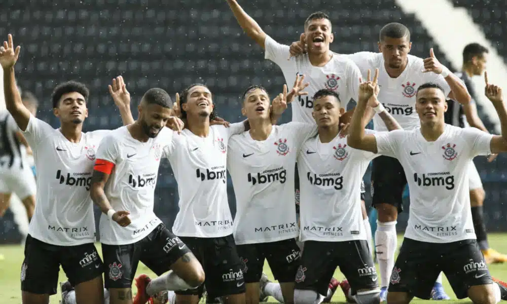 O Corinthians recebe o Grêmio nesta terça-feira (29), às 16h, na Fazendinha. O duelo será válido pelas quartas de final do Campeonato Brasileiro Sub-20 de 2020. O elenco do Timãozinho realizou o último treinamento na tarde desta segunda-feira (28) e já está concentrado para a partida. Após o treino em Eldorado do Sul, o Tricolor fez o deslocamento até São Paulo. Assista ao vivo no OTD