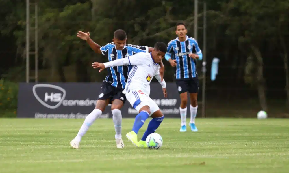 Cruzeiro e Athletico-PR realizam o confronto de opostos pela 18ª rodada da fase de classificação do Campeonato Brasileiro Sub-20. Com 14 pontos, a Raposa entra em campo para cumprir tabela, já que ocupa a 19ª posição, acima apenas do Santos, lanterna. Já a Piazada do Furacão figura na vice-liderança, com 34 pontos, atrás do Atlético-MG. O jogo será no domingo (13), às 15h30, no estádio Alterosas, em Belo Horizonte. Veja ao vivo pelo OTD