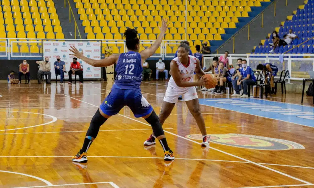 Garantido na decisão do Campeonato Paulista 2020 de basquete feminino, o Vera Cruz Campinas já sabe que não encontrará o Sesi Araraquara na final. Nesta terça-feira (15), o time campineiro eliminou as comandadas do técnico Daniel Wattfy da competição, em duelo da última rodada da segunda fase. O jogo foi realizado no ginásio Gigantão e as visitantes venceram por 71 a 69, com 26 pontos de Damiris, cestinha do jogo