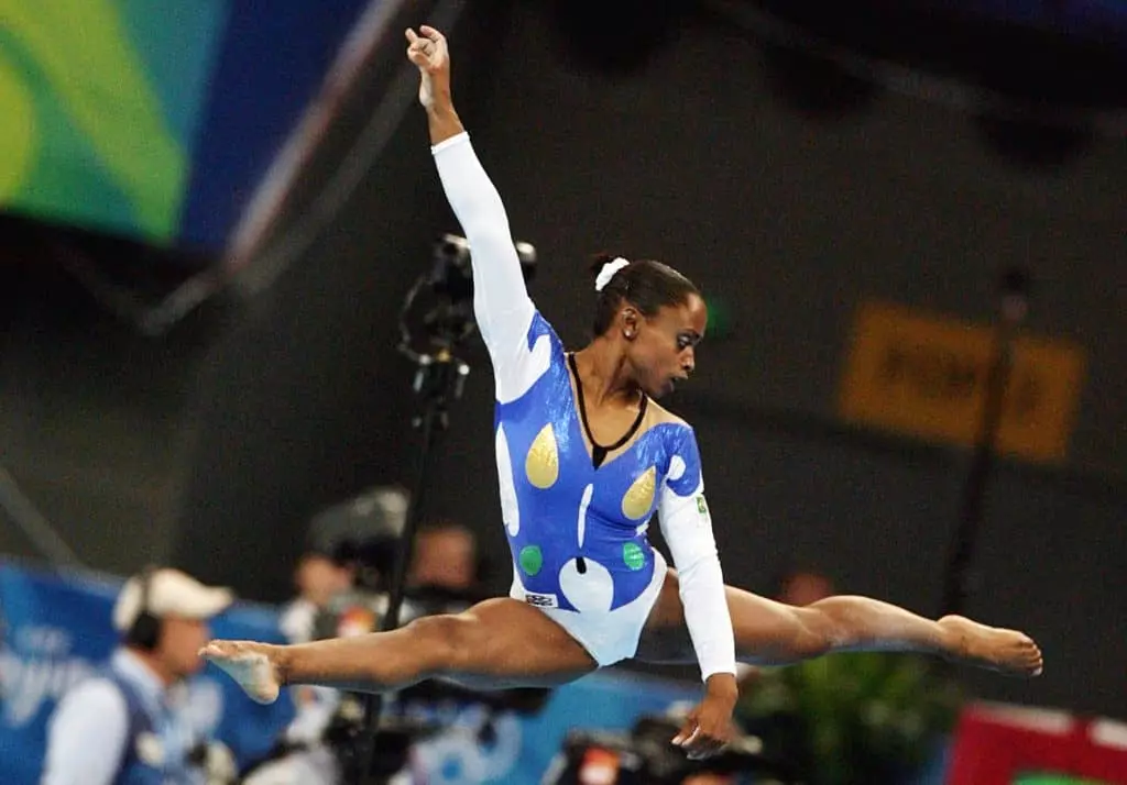 Daiane dos Santos fazendo um salto ginástico