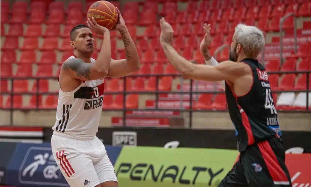 Flamengo atropela o Franca e segue 100%