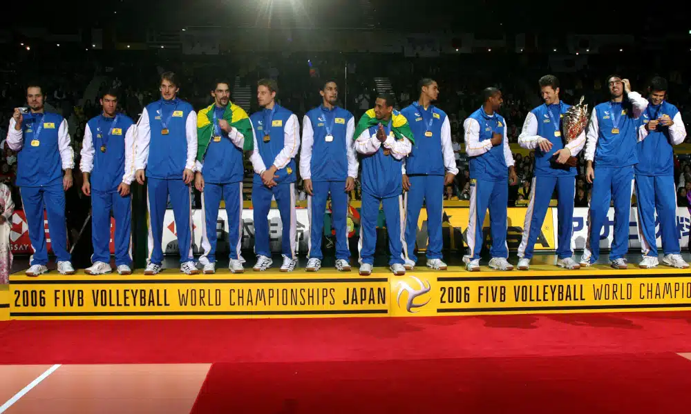 A FIVB (Federação Internacional de Voleibol) divulgou nesta terça-feira (1) a fórmula de classificação para o Campeonato Mundial de 2022. A definição saiu após a decisão do Conselho de Administração da entidade máxima do vôlei. Tanto a edição masculina quanto a feminina contará com a participação de 24 seleções. Entre os homens, o evento acontecerá na Rússia. Já as mulheres disputarão a competição na Holanda e na Polônia.
