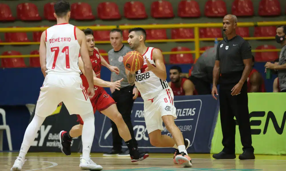 Após perder a invencibilidade no NBB (Novo Basquete Brasil) 2020/21 para o São Paulo, o Flamengo voltou a jogar nesta quinta-feira (10) e retomou a liderança isolada ao bater o Paulistano/Corpore, por 104 a 76. Com artilharia pesada da linha de três, com 19 acertos, o time Rubro-Negro superou os comandados do técnico Régis Marrelli em duelo disputado no ginásio Hugo Ramos, em Mogi das Cruzes, São Paulo