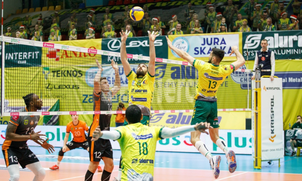 Dois jogadores brasileiros deram show na abertura da 14ª rodada da Liga Francesa de vôlei masculino. Os opostos Daniel Cagliari, do Cambrai, e Chizoba Neves, do Poitevin Poitiers, tiveram atuações determinantes para o sucesso de suas equipes e foram eleitos os melhores em quadra. Além disso, a sexta-feira (28) ficou marcada também pela vitória do selecionável Flávio Gualberto, do Aluron Zawiercie, na PlusLiga, o Polonês masculino