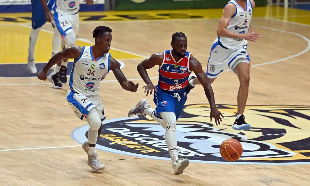 Domingo (6) tem confronto entre Fortaleza Basquete Cearense e BRB/Brasília pelo NBB (Novo Basquete Brasil) 2020/21. O jogo será realizado no ginásio da ASCEB, no Distrito Federal, às 11h30. Na partida anterior, o time brasiliense perdeu da Unifacisa, na sexta-feira (4), por 91 a 74. Já o Leão, equipe comandada pelo técnico Alberto Bial, bateu o Cerrado Basquete, 75 a 73. Acompanhe ao vivo aqui pelo OTD!
