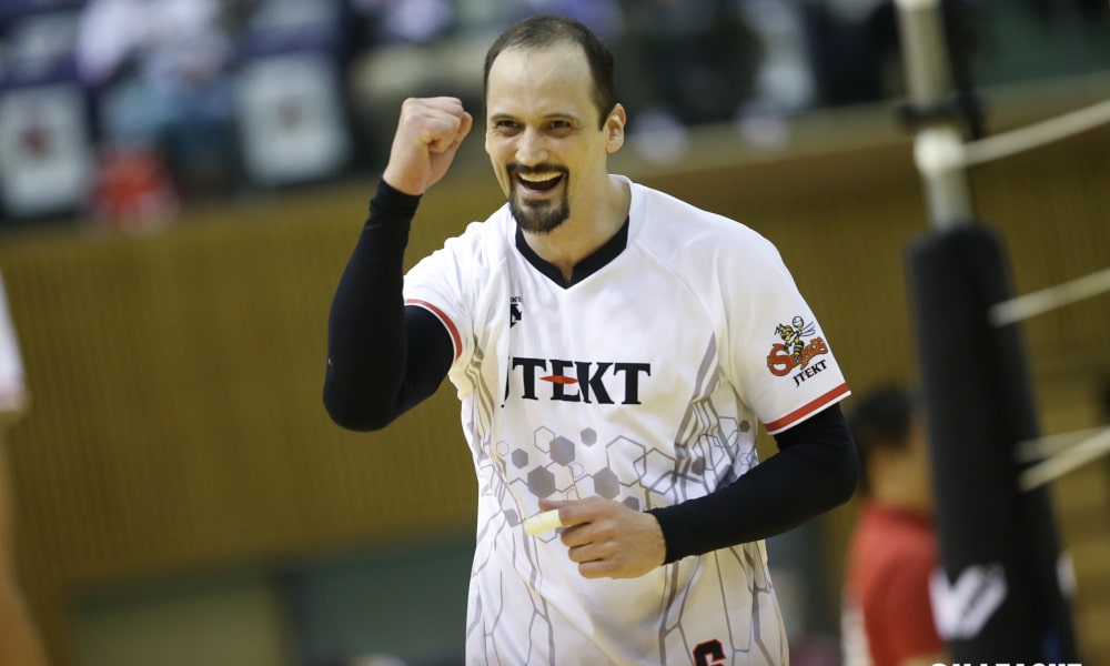 Seis atletas brasileiros do vôlei foram relacionados por suas equipes nos jogos desta sexta-feira (4) por suas ligas nacionais. E dois campeões olímpicos pela seleção brasileira na Rio-2016 se destacaram. Na Turquia, o oposto Wallace marcou 20 pontos na vitória do Spor Toto diante do Sorgun. Já no Japão, o ponteiro Lipe fez 13 no triunfo do JTEKT Stings contra o Nagoya. Além deles, Leozinho, Thiago Gelinski, Luan Weber e Luizinho Sene também estiveram em ação