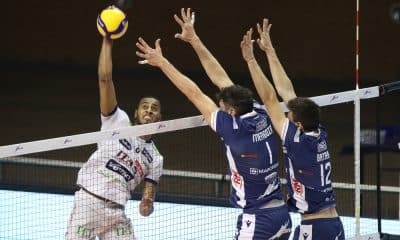 Três atletas brasileiros estiveram entre os relacionados de suas equipes nesta quarta-feira (30). Dois deles jogaram e contribuíram para o triunfo dos times que fazem parte. Na Liga Italiana de vôlei masculino, o ponteiro Lucarelli fez oito pontos na vitória do Itas Trentino. Já no Turco feminino, Thaisinha, que também atua na ponta, teve 11 acertos no êxito do Kale Spor, clube da igualmente brasileira Ellen Braga, que não jogou.