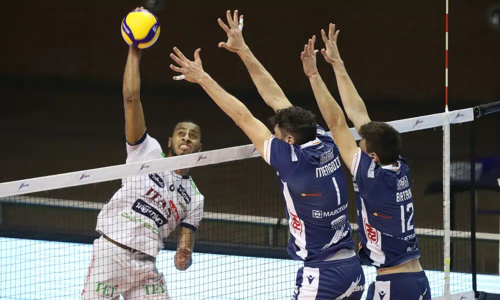 Três atletas brasileiros estiveram entre os relacionados de suas equipes nesta quarta-feira (30). Dois deles jogaram e contribuíram para o triunfo dos times que fazem parte. Na Liga Italiana de vôlei masculino, o ponteiro Lucarelli fez oito pontos na vitória do Itas Trentino. Já no Turco feminino, Thaisinha, que também atua na ponta, teve 11 acertos no êxito do Kale Spor, clube da igualmente brasileira Ellen Braga, que não jogou.