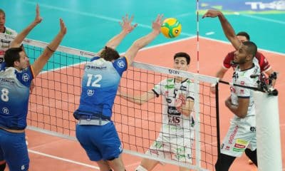 O Trentino, de Lucarelli, concluiu a primeira semana de jogos pela Champions League de vôlei de forma invicta. Após viradas nas duas partidas anteriores, o time italiano em que atua o ponteiro da seleção brasileira atropelou o VfB Friedrichshafen, da Alemanha, no duelo pela liderança do Grupo E. Além do campeão olímpico, a quinta-feira (3) teve mais dez brasileiros e confronto de conterrâneos na Espanha e Polônia.