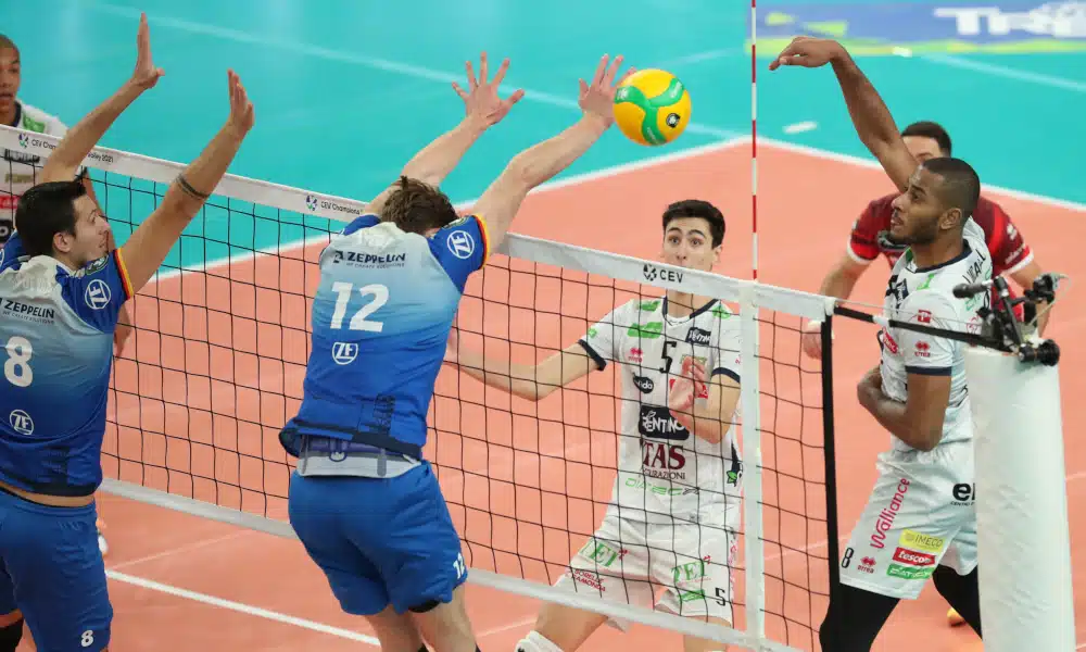 O Trentino, de Lucarelli, concluiu a primeira semana de jogos pela Champions League de vôlei de forma invicta. Após viradas nas duas partidas anteriores, o time italiano em que atua o ponteiro da seleção brasileira atropelou o VfB Friedrichshafen, da Alemanha, no duelo pela liderança do Grupo E. Além do campeão olímpico, a quinta-feira (3) teve mais dez brasileiros e confronto de conterrâneos na Espanha e Polônia.