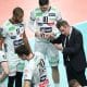 O ponteiro Lucarelli e seus companheiros de Itas Trentino estão vivendo fortes emoções na Champions League de vôlei. Depois de bater o Lokomotiv Novosibirks, da Rússia, de virada, por 3 sets a 2, o time do brasileiro, campeão olímpico na Rio-2016, precisou novamente reverter um placar adverso, derrotando o ČEZ Karlovarsko, da República Tcheca, em quatro parciais, 19/25, 25/18, 25/18 e 25/20, em 1h27min de embate