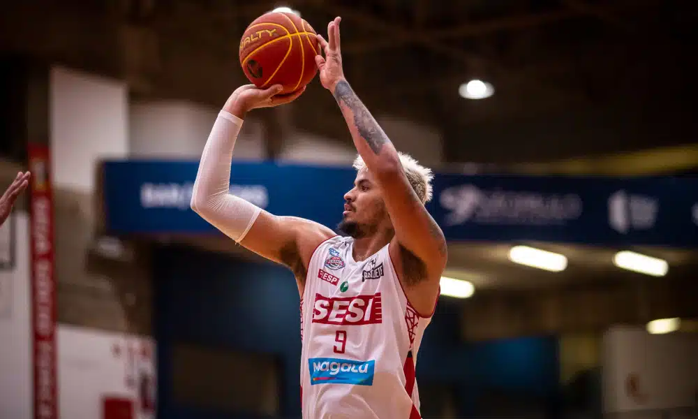 Após ser surpreendido pelo BRB/Brasília, o Sesi Franca se recuperou com vitória diante do KTO/Caxias do Sul em jogo pela temporada 2020/21 do NBB (Novo Basquete Brasil). Com 28 pontos, o ala-pivô Lucas Dias foi o cestinha da partida em que a equipe francana derrotou o rival por 84 a 81. O camisa 9 do time comandado pelo técnico Helinho deixou a quadra com 54,9% de aproveitamento nos arremessos. Sesi Franca x PAto