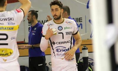 O ponteiro Lucas Lóh viveu uma terça-feira (29) que fará questão de esquecer. Além da atuação discreta, deixando a quadra zerado, o brasileiro não conseguiu impedir o revés do Czarni Radom na Liga Polonesa de vôlei masculino (PlusLiga). Jogando como mandante, o PGE Skra Bełchatów não tomou conhecimento do adversário e aplicou 3 sets a 0, parciais de 27/25, 25/22 e 25/12
