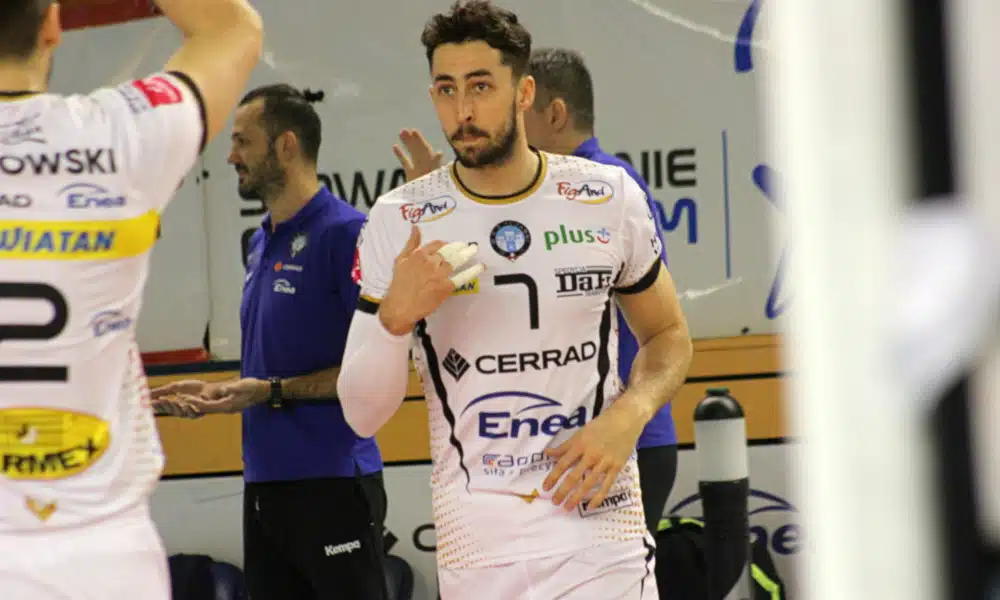 O ponteiro Lucas Lóh viveu uma terça-feira (29) que fará questão de esquecer. Além da atuação discreta, deixando a quadra zerado, o brasileiro não conseguiu impedir o revés do Czarni Radom na Liga Polonesa de vôlei masculino (PlusLiga). Jogando como mandante, o PGE Skra Bełchatów não tomou conhecimento do adversário e aplicou 3 sets a 0, parciais de 27/25, 25/22 e 25/12