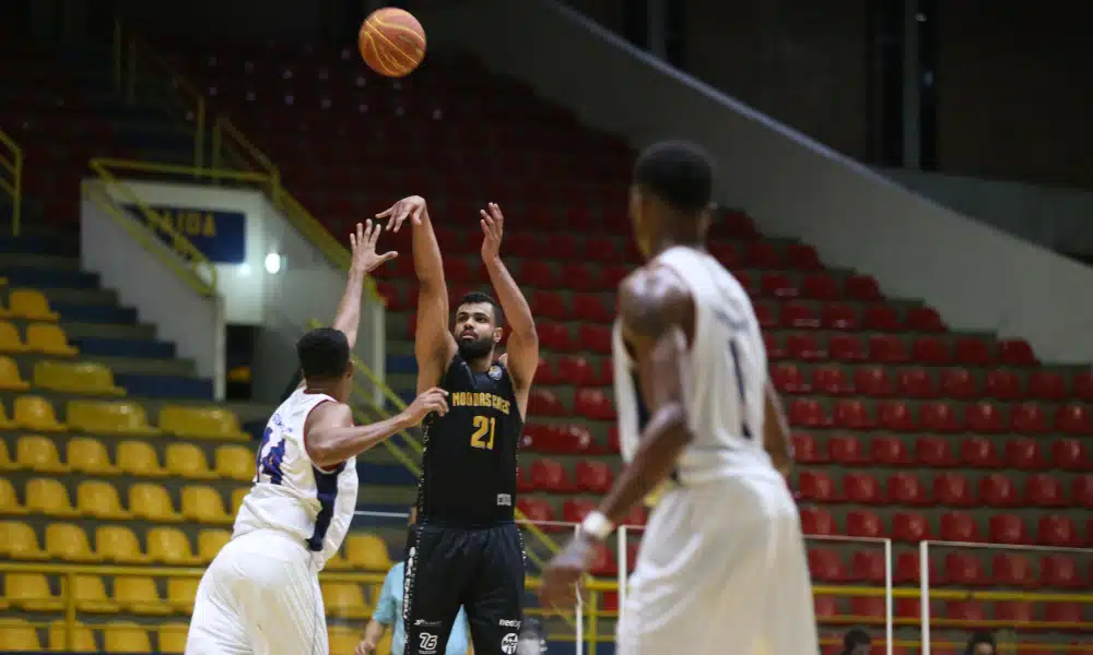 Fortaleza Basquete Cearense e Mogi das Cruzes fizeram um jogo isolado pela temporada 2020/21 do NBB (Novo Basquete Brasil) nesta segunda-feira (14). A partida, disputado no ginásio Hugo Ramos, foi equilibrada e as equipes se alternaram na frente do placar, mas, no final, o time dirigido pelo técnico Guerrinha ganhou por 88 a 85 com um arremesso certeiro de três pontos do ala Fabrício nos segundos finais