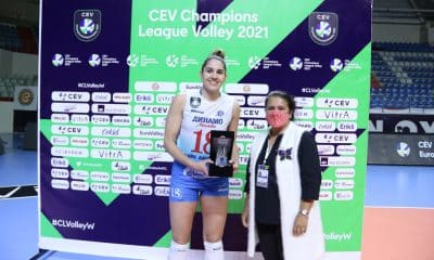 Três jogadores brasileiros jogaram nesta terça-feira (8) pela estreia da fase de grupos da Champions League de vôlei. Os campeões olímpicos Natália, em Londres-2012, ganhou com o Dínamo de Moscou, da Rússia, e Éder Carbonera, na Rio-2016, venceu pelo Berlin Volleys, da Alemanha. Além deles, o ponteiro Leal triunfou pelo Lube Civitanova, da Itália. E teve mais atletas canarinhos em competições continental e nacionais.