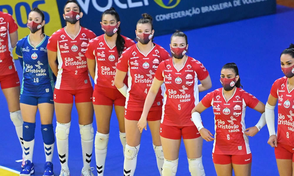 O coronavírus está se alastrando pelos clubes da Superliga feminina 2020/21. Depois de Sesc Flamengo e Sesi Bauru terem atletas afetadas pela doença, o Osasco/São Cristóvão Saúde divulgou nesta quarta-feira (2) que quatro jogadoras do seu elenco estão infectadas com a Covid-19. A informação foi oficializada pelo clube osasquense exatamente no dia seguinte em que derrotou o time carioca, comandado pelo técnico Bernardinho, em casa, por 3 sets a 0.