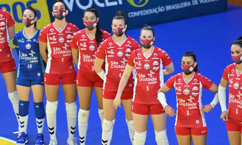 O coronavírus está se alastrando pelos clubes da Superliga feminina 2020/21. Depois de Sesc Flamengo e Sesi Bauru terem atletas afetadas pela doença, o Osasco/São Cristóvão Saúde divulgou nesta quarta-feira (2) que quatro jogadoras do seu elenco estão infectadas com a Covid-19. A informação foi oficializada pelo clube osasquense exatamente no dia seguinte em que derrotou o time carioca, comandado pelo técnico Bernardinho, em casa, por 3 sets a 0.
