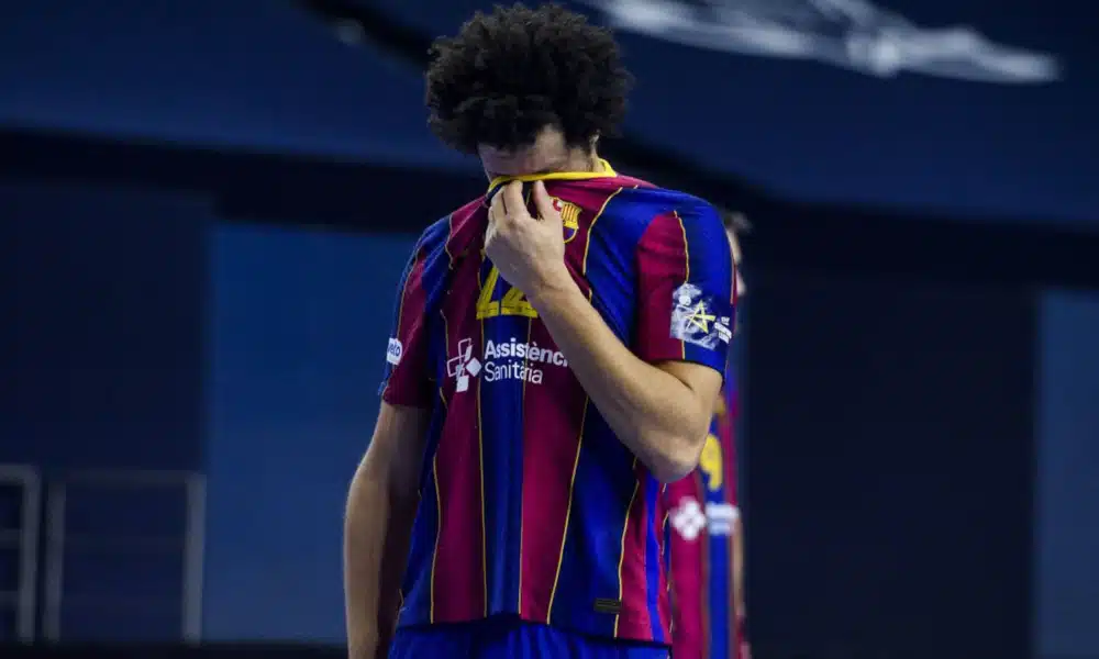 A terça-feira (29) não foi boa para os brasileiros do handebol. Em Colônia, na Alemanha, os times de Thiagus Petrus e Rogério Moraes foram superados, respectivamente, na final e na disputa pelo bronze da Champions League 2019/20. No primeiro jogo, o PSG, da França, bateu o Telekom Veszprém, da Hungria: 31 a 26. Em seguida, na decisão, os alemães do THW Kiel venceram o Barcelona, da Espanha: 33 a 28.