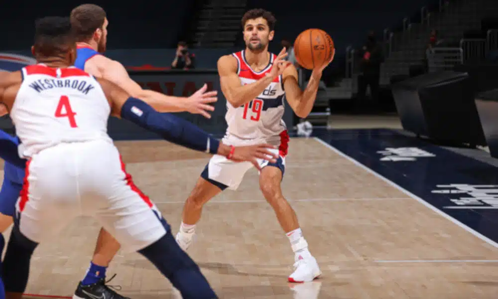 O Washington Wizards não iniciou bem a temporada 2020/21 da NBA e isso contrasta com o bom começo do armador Raulzinho, que chegou ao time há pouco mais de um mês. A franquia perdeu os três jogos que disputou, porém, o jogador da seleção brasileira mostrou em quadra seu basquete, igualando as melhores marcas da carreira na liga na derrota para o Orlando Magic, no domingo (27).
