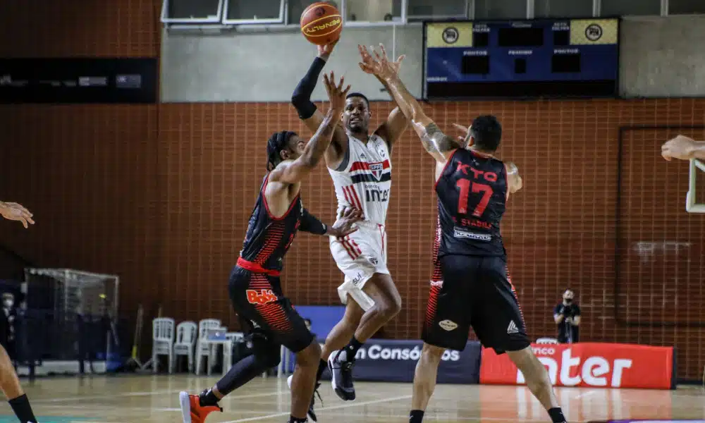 O São Paulo fez mais um grande jogo na temporada 2020/21 do NBB (Novo Basquete Brasil) e não tomou conhecimento do KTO/Caxias do Sul neste domingo (13). Em jogo que encerrou a rodada no ginásio Henrique Villaboim, o Tricolor atropelou o adversário ao triunfar por 109 a 89. Essa foi a quinta fez que os comandados do técnico Claudio Mortari alcançam a pontuação centenária, se consolidado como melhor ataque da competição