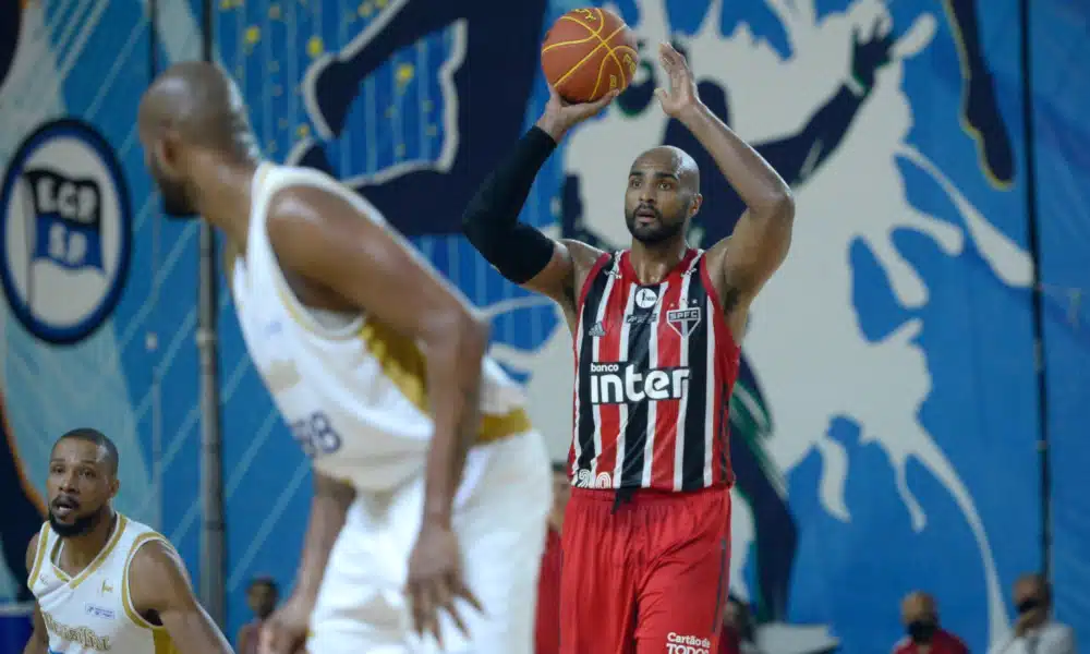 KTO/Caxias do Sul e São Paulo duelam no domingo (13), às 19h, no ginásio Henrique Villaboim. A partida será válida pela quinta rodada do primeiro turno do NBB (Novo Basquete Brasil) 2020/21. No momento, o time do técnico Rodrigo Barbosa entrou em quadra oito vezes e venceu apenas uma delas, por isso, aparece na 15ª e penúltima colocação, com apenas 12,5% de aproveitamento. Já o Tricolor é o segundo, com sete vitórias e um revés, o equivalente a 87,5%. Siga ao vivo o tempo real do confronto aqui no OTD