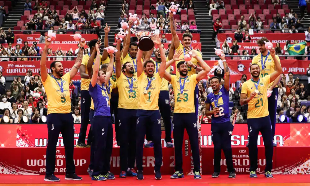O vôlei brasileiro continua entre os melhores do mundo tanto entre homens quanto entre as mulheres. A FIVB (Federação Internacional de Voleibol) divulgou o ranking de 2020 e o Brasil está no pódio nos dois naipes. A seleção brasileira masculina segue no topo, com 427 pontos. Já a feminina é a terceira, com 328, abaixo apenas de China (391) e Estados Unidos (382)