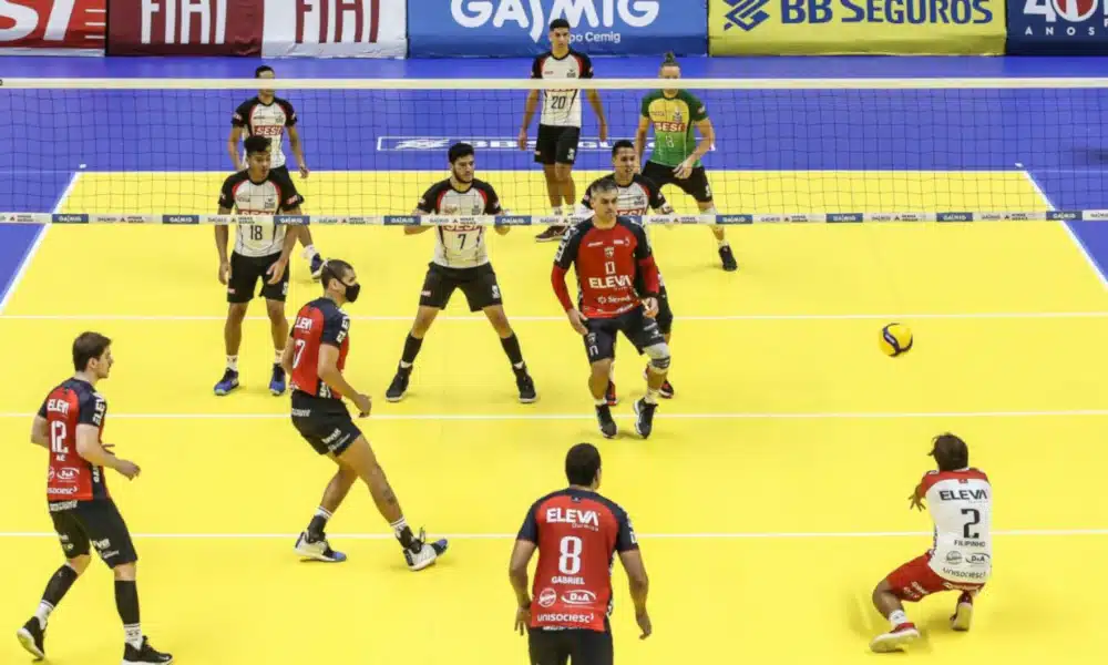 Sesi-SP e Apan/Eleva/Blumenau duelam nesta quarta-feira (16) em jogo adiado da quinta rodada do primeiro turno da Superliga masculina 2020/21. O encontro entre as duas equipes está marcado para o ginásio da Vila Leopoldina, às 19h. O time comandado pelo técnico Marcelo Negrão está com seis pontos, na décima posição. Já o clube catarinense aparece com a mesma pontuação, na 11ª colocação. Confira ao vivo pelo OTD