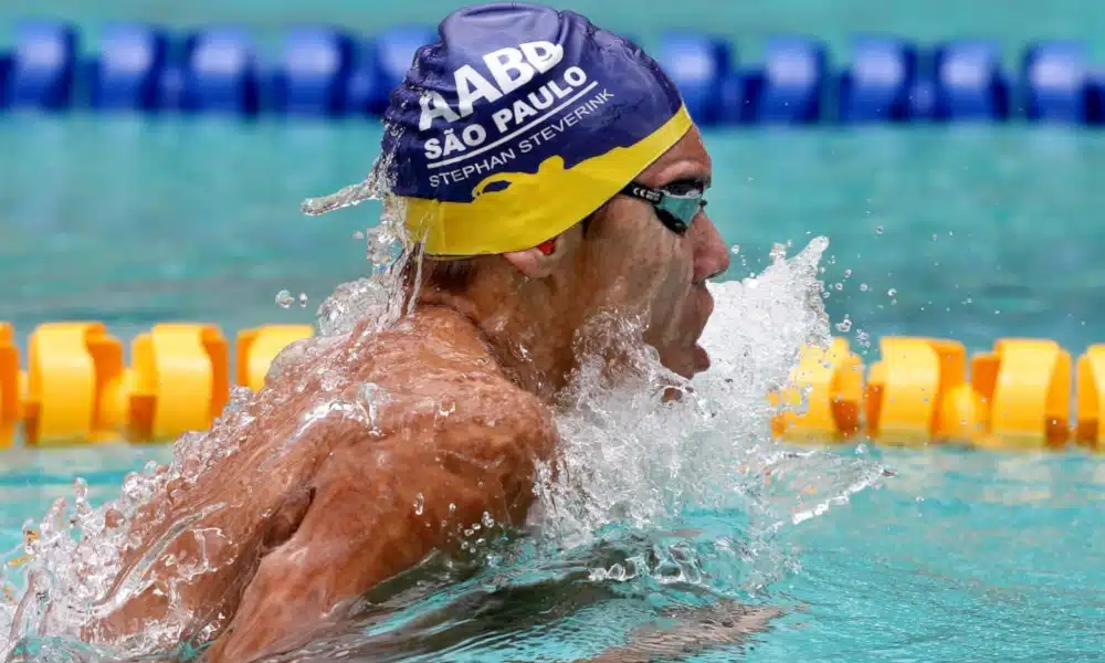 O Troféu Brasil de Natação de 2020 começou nesta quarta-feira (9) e o destaque da abertura da competição foi Stephan Steverink. No evento, realizado no Vasco da Gama, Rio de Janeiro, o atleta da AABB São Paulo venceu os 400 m medley e conquistou seu primeiro título do torneio e, além disso, quebrou duas vezes o recorde brasileiro de sua categoria. E, pela primeira vez, nadou abaixo de 4min20s, com 4min19s01 na final