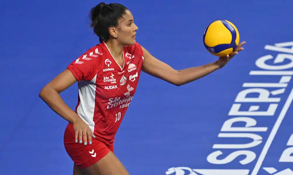 Dentil/Praia Clube e Osasco/São Cristóvão Saúde protagonizaram nesta quarta-feira (16) a melhor partida da edição 2020/21 da Superliga feminina. Em confronto atrasado da oitava rodada do primeiro turno, o time de Uberlândia recebeu as osasquenses que, mesmo sem Tandara, desfalque por estar com o coronavírus, tirou a invencibilidade das mineiras ao marcar 3 sets a 2, parciais de 25/21, 26/28, 25/21, 16/25 e 17/15.