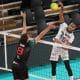 O Trentino conquistou uma vitória improvável após derrota nos dois primeiros sets. Na estreia pelo Grupo E da Champions League de vôlei, o time de Lucarelli precisou sair de um de 2 a 0 contra para vencer o Lokomotiv Novosibirks, da Rússia. Depois de uma batalha de cinco parciais, a equipe italiana ganhou por 21/25, 23/25, 25/23, 25/23 e 15/2. Além do campeão olímpico, outras brasileiros atuaram em Portugal e na França