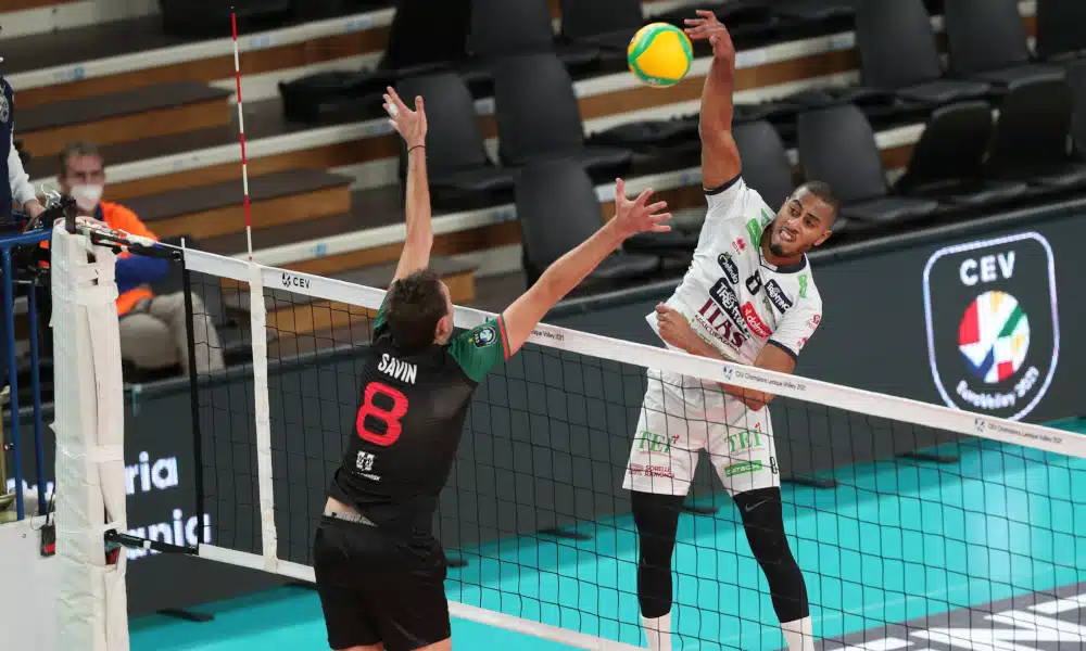O Trentino conquistou uma vitória improvável após derrota nos dois primeiros sets. Na estreia pelo Grupo E da Champions League de vôlei, o time de Lucarelli precisou sair de um de 2 a 0 contra para vencer o Lokomotiv Novosibirks, da Rússia. Depois de uma batalha de cinco parciais, a equipe italiana ganhou por 21/25, 23/25, 25/23, 25/23 e 15/2. Além do campeão olímpico, outras brasileiros atuaram em Portugal e na França
