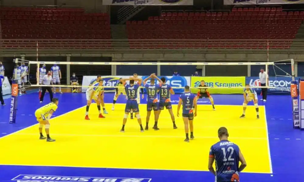 Uma das atrações da Superliga masculina 2020/21 nesta sexta-feira (18) será o duelo direto entre Azulim/Gabarito/Uberlândia e Vôlei UM Itapetininga, às 19h, no ginásio Sabiazinho, na região do Triângulo mineiro. O time mandante está em sexto, com 12 pontos em nove jogos, quatro vitórias e cinco derrotas. Já a equipe de São Paulo aparece em quinto, com 15 pontos em dez partidas, cinco resultados positivos e negativos. Siga ao vivo aqui no OTD